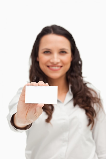 Foto brunette mostrando um cartão