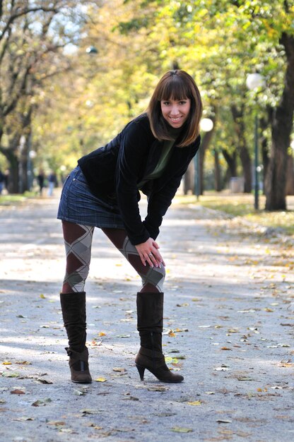 Brunette Nette junge Frau, die draußen in der Natur lächelt