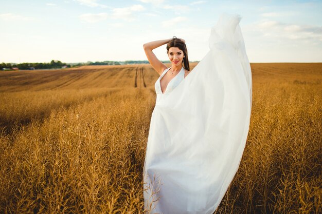 &quot;Brunette novia de pie en el campo&quot;