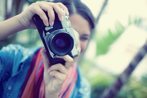 Foto brunette pegando uma foto à procura de câmera