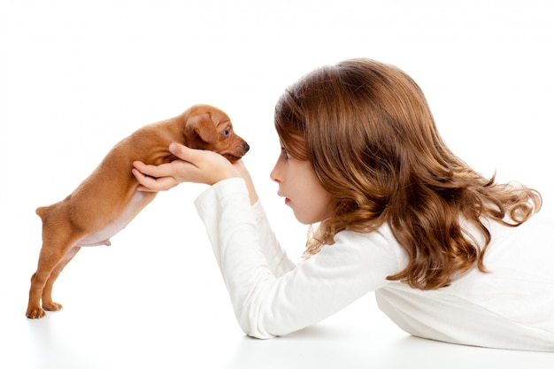 Brunette-Profilmädchen mit Hundewelpenminipscher