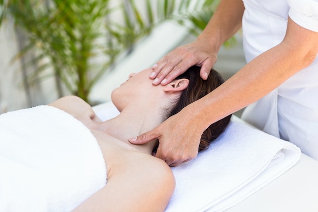 Brunette recebendo massagem no pescoço