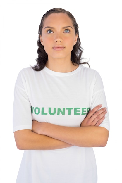 Foto brunette vestindo camiseta voluntária com os braços cruzados