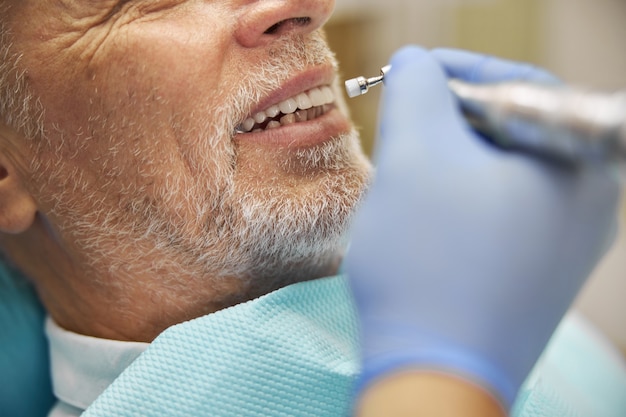 Bruñidor dental que se utiliza para el tratamiento de un paciente anciano en la clínica dental