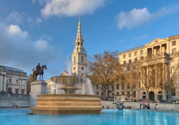 Brunnen am Trafalgar Square am frühen Abend