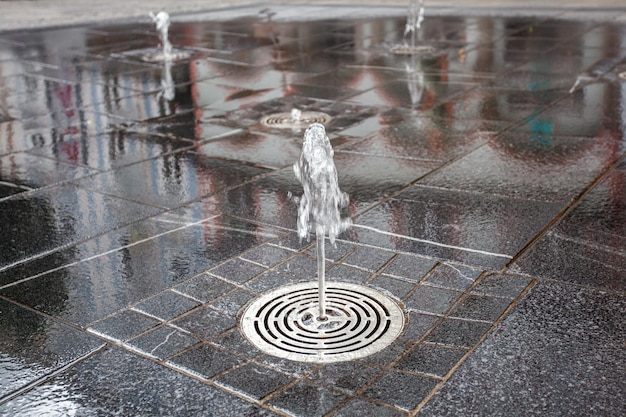 Brunnen auf dem Bürgersteig der Stadt