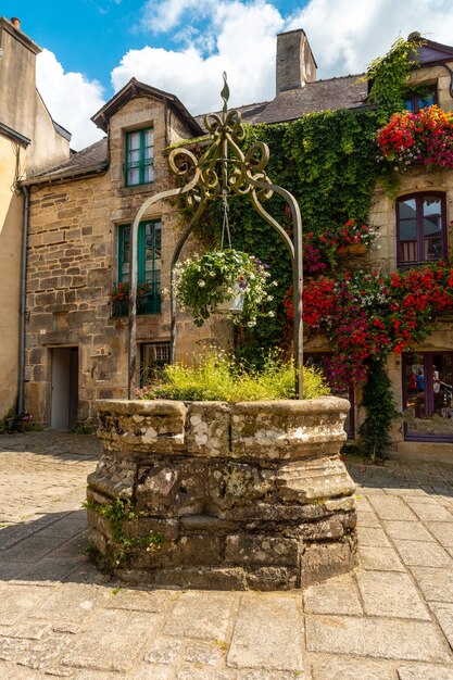 Brunnen auf dem Platz des mittelalterlichen Dorfes Rochefort-en-Terre, Département Morbihan in der Bretagne. Frankreich