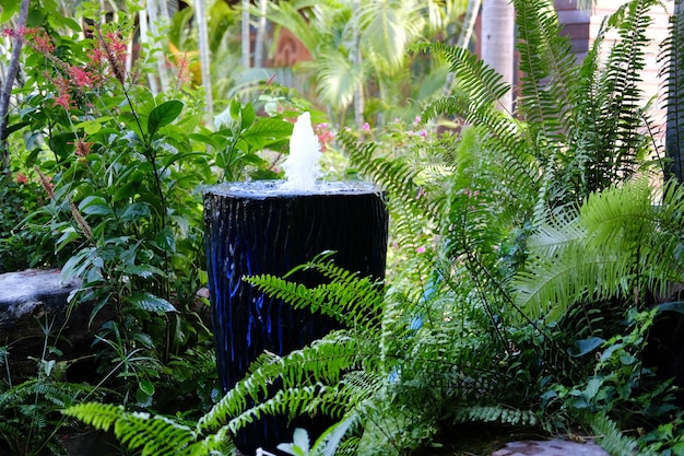 Brunnen auf großem blauen Wasserkrug, der im Garten verziert