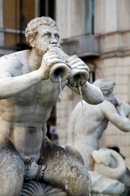 Brunnen der vier Flüsse-Statuen