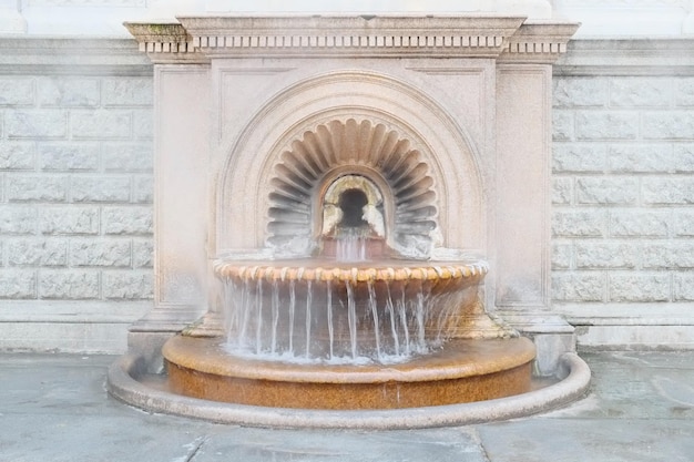 Foto brunnen gegen eine steinmauer