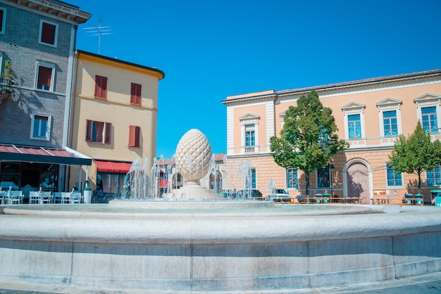 Brunnen in Santarcangelo mit Tannenzapfen Italien Europa