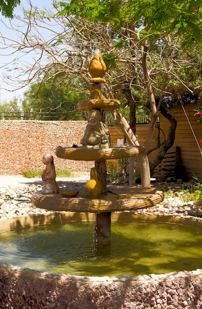 Brunnen mit Figuren am Toten Meer Israel