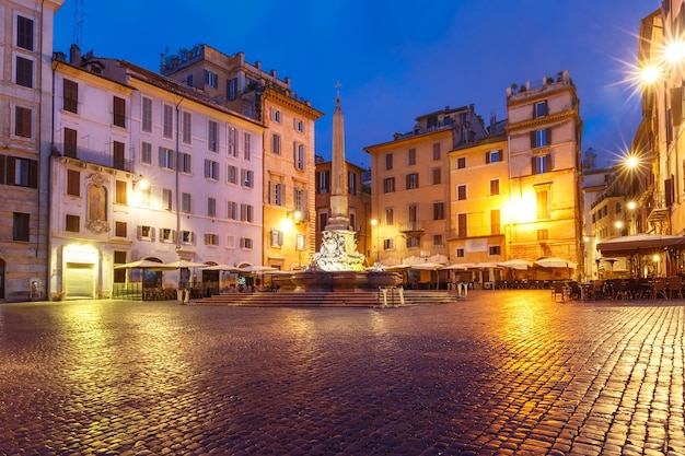 Brunnen mit Obelisk an der Piazza della Rotonda, nachts, Rom, Italien