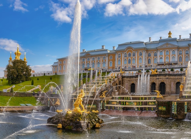 Brunnen Samson in Peterhof eine russische königliche Residenz im Herbst Peterhof St. Petersburg