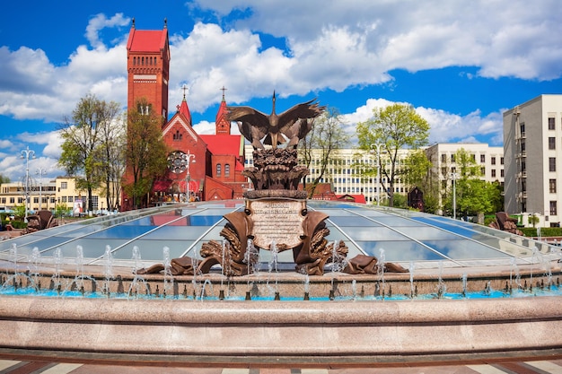 Brunnen und Kirche der Heiligen Simon und Helena auf dem Platz der Unabhängigkeit in Minsk, Weißrussland.