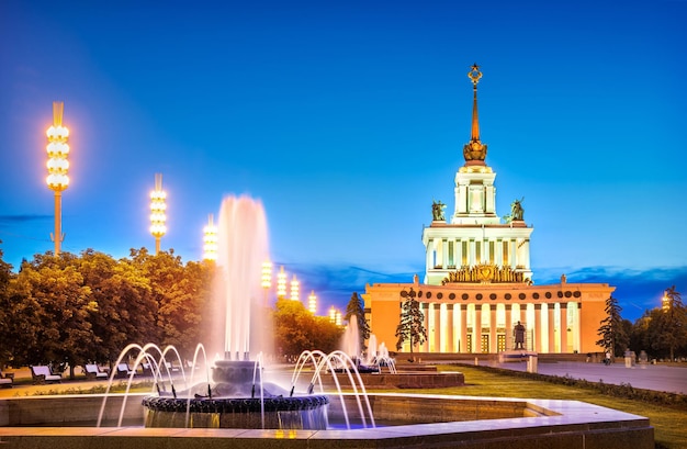 Brunnen und Zentralpavillon am blauen Abend WDNCh Moskau Bildunterschrift Union der Sozialistischen Sowjetrepubliken