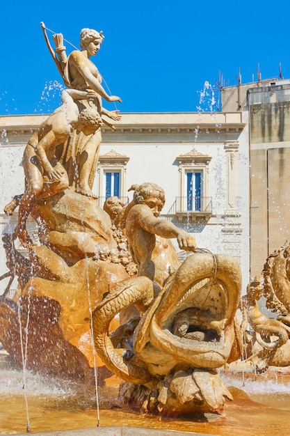 Brunnen von Diana in Syrakus, Sizilien-Insel, Italien. Der Brunnen wurde 1907 gebaut