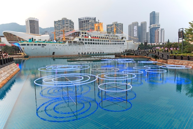 Foto brunnen von minghua-schiffen auf dem new sea world plaza