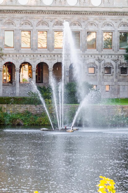 Foto brunnen vor dem gebäude