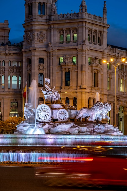 Foto brunnen vor dem historischen gebäude