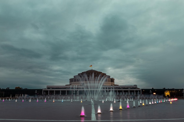 Brunnen vor der Jahrhunderthalle in Breslau bei Sonnenuntergang