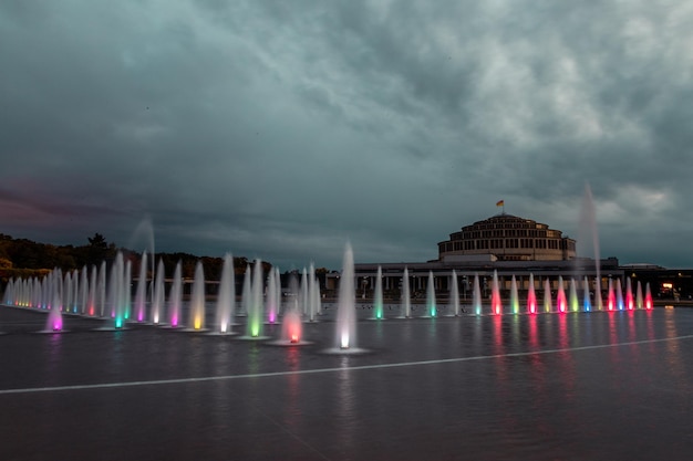 Brunnen vor der Jahrhunderthalle in Breslau bei Sonnenuntergang