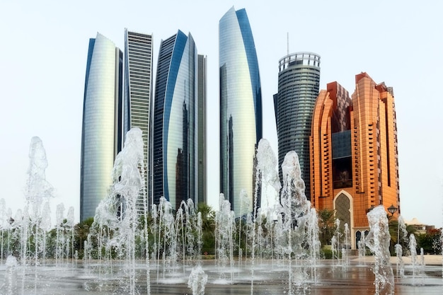 Brunnen vor modernen Gebäuden vor klarem Himmel