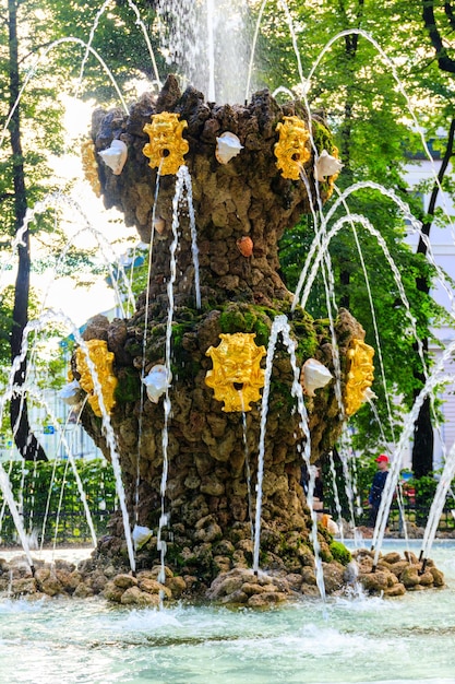 Brunnenkrone im alten Stadtpark Sommergarten in Sankt Petersburg Russland