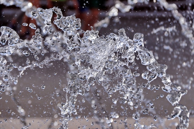 Brunnennahaufnahme von Wassertröpfchen verwischen Hintergrund