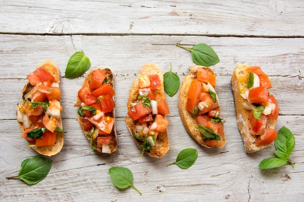 Bruscheta, antepastos Italiano típico com tomate, manjericão e torrada