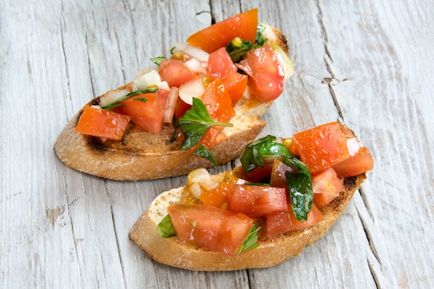 Bruscheta, antepastos Italiano típico com tomate, manjericão e torrada