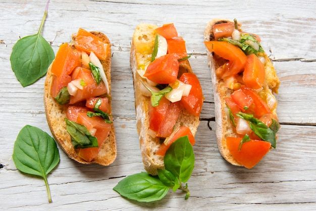 Bruscheta, antipasti Típico italiano con tomate, albahaca y tostadas.