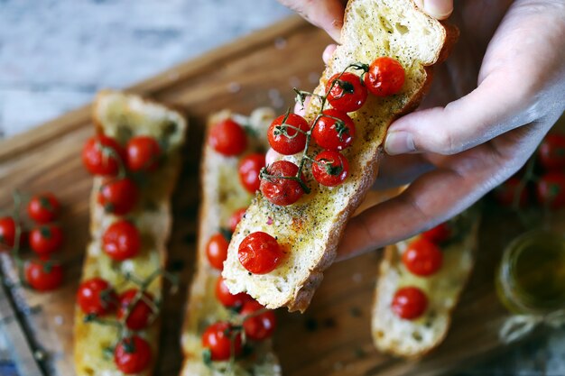 Bruschetta con aceite de oliva y tomates cherry