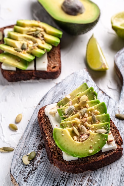 Bruschetta con aguacate, queso