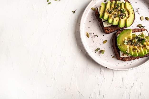 Bruschetta con aguacate, queso