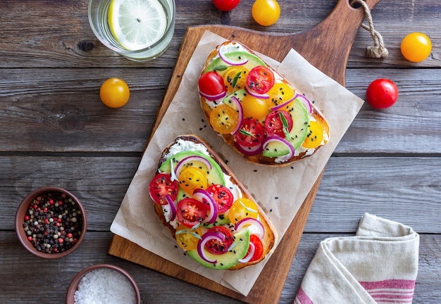 Bruschetta con aguacate, tomate, cebolla y queso blanco Comida vegetariana Sándwich Comida italiana