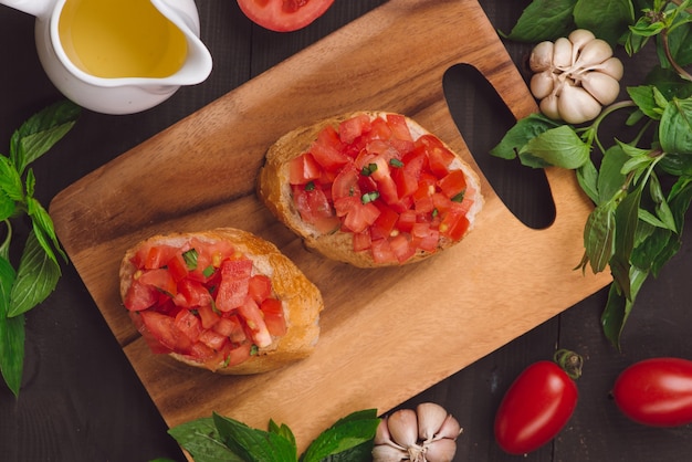 Bruschetta de aperitivo con tomates, aceitunas y hierbas. cocina italiana