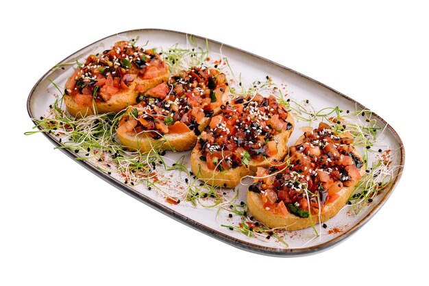 Bruschetta apetitosa italiana con tomate en plato