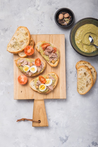 Bruschetta con atún, tomate, huevo y aguacate.