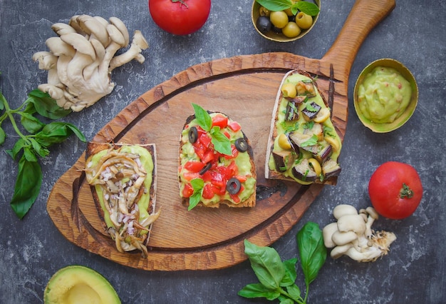 Bruschetta auf dunklem Rücken, sortierte Bruschetta, Draufsicht