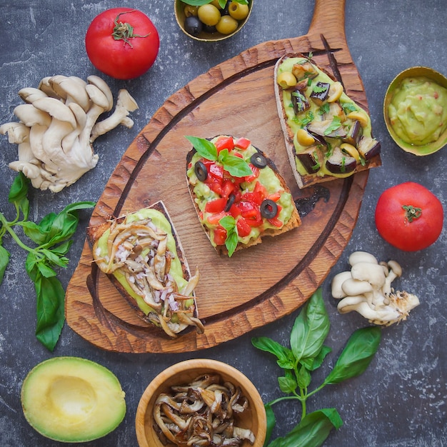 Bruschetta auf dunklem Rücken, verschiedene Bruschetta, Draufsicht