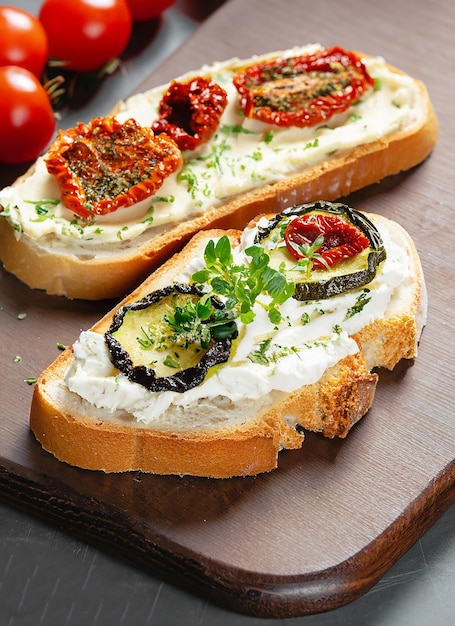 Foto bruschetta-brot-toast-canape mit frischkäse-zucchini und getrockneten tomaten mit kräutern_ai_generated