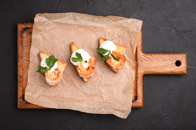 Bruschetta bruschetta diferente con diferentes rellenos sobre un fondo negro