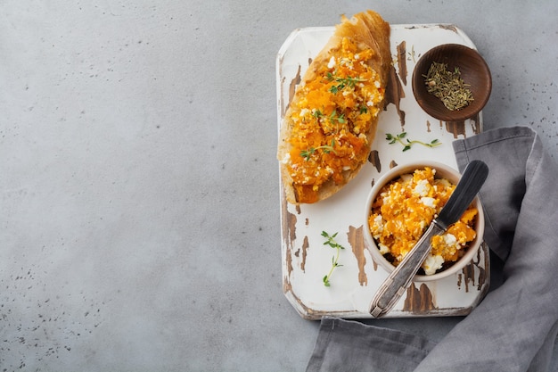 Bruschetta con calabaza al horno, queso feta y tomillo