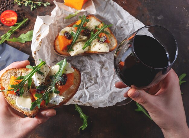 Bruschetta con calabaza, queso y rúcula