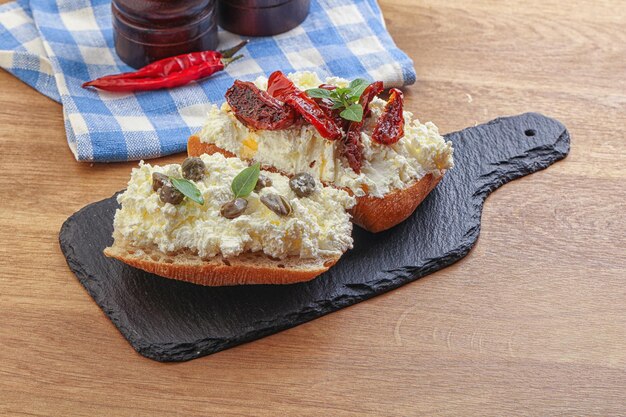 bruschetta con caparras de queso blando y tomate seco