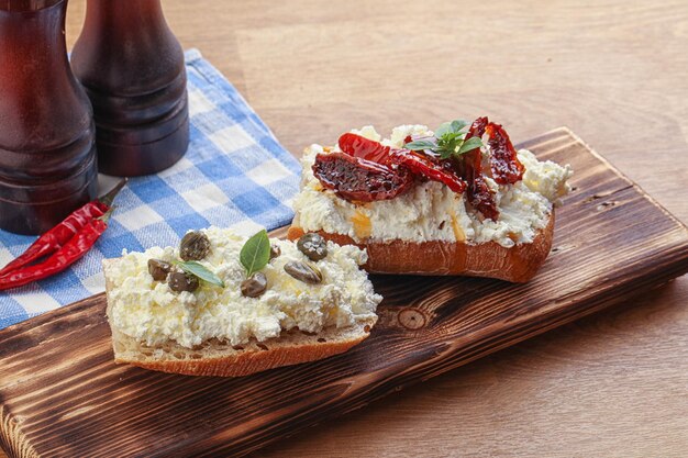 bruschetta con caparrones de queso blando y tomate seco