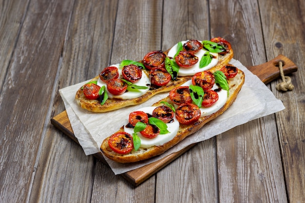 Bruschetta caprese con mozzarella, tomate y albahaca.