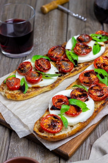 Bruschetta caprese con mozzarella, tomate y albahaca.