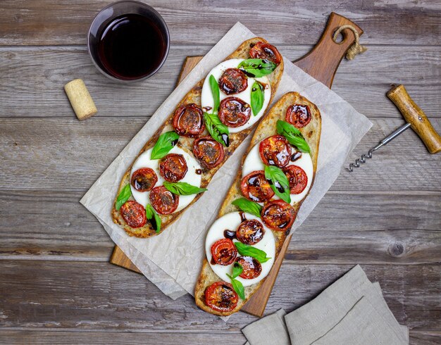 Bruschetta caprese con mozzarella, tomate y albahaca.